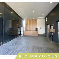Lobby moderno con elevadores